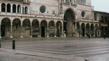 Cremona, İtalya 'da 6 Şubat 2026' da Cremona Katedrali 'nde çarpıcı dış görünüşü ve pitoresk Piazza del Comune meydanı ile İtalya' nın zengin mimari tarihine bir bakış sunuyor.