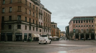 Cremona, İtalya 6 Şubat 2026 Cremona Piazza Stradivari bulutlu bir kış gününde İtalya 'nın Lombardy kentinde tarihi tuğla cepheler, pencereler ve araçlarla kaplıydı.