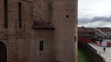 İnsansız hava aracı görüntüleri, Calendasco, Piacenza, İtalya 'daki Santa Maria Assunta kilisesini ve kırsal bölgelerle çevrili tarihi kaleyi çekiyor.