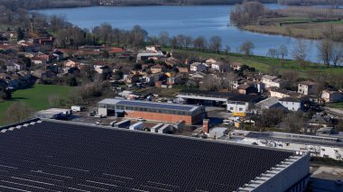 Tanınmış bir nehir ve modern güneş enerjisi tesislerinin yer aldığı İtalya 'nın San Nazzaro kırsal köyünü gösteren geniş bir hava perspektifi