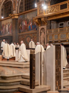 Cremona, İtalya - 2 Şubat 2026 'da Duomo di Cremona' da düzenlenen Katolik ayini sırasında dini törene katılan ruhban sınıfı üyeleri