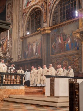 Cremona, İtalya - 2 Şubat 2026 Clergy ve Cremona Katedrali 'ndeki kutsal Katolik ayinine inanan, freskî iç mekan, ritüel, gelenek, dua, miras.