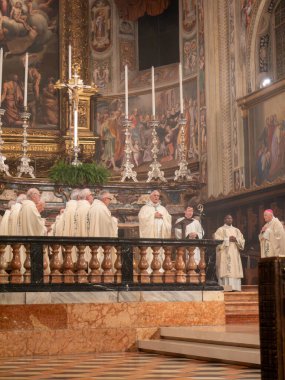 Cremona, İtalya - 2 Şubat 2026 Piskopos ve ruhban sınıfı Duomo di Cremona 'da kutsal Katolik ayinini kutluyor.