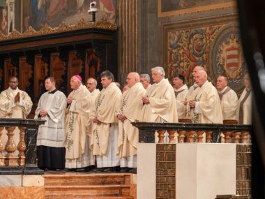 Cremona, İtalya - 2 Şubat 2026 Duomo di Cremona 'daki rahipler ve piskopos freskî katedralin ortasında Katolik ayini ve kutsal ayin düzenledi.