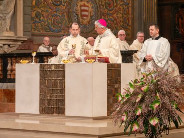 Cremona, İtalya - 2 Şubat 2026 Bir sunağın arkasında duran, Roma Katolik ayinini kutlayan ve Duomo di Cremona 'da dini bir tören yapan papaz