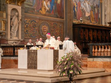 Cremona, İtalya - 2 Şubat 2026 'da Piskopos Duomo di Cremona katedralindeki mihrapta kutsal bir Katolik ayinini kutluyor.