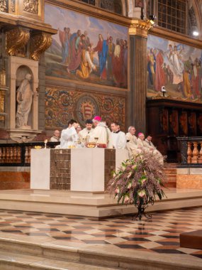 Cremona, İtalya - 2 Şubat 2026 Piskopos ve rahipler dini, bağlılığı ve kutsal töreni temsil eden bir Katolik ayini sırasında ayini kutluyorlar.