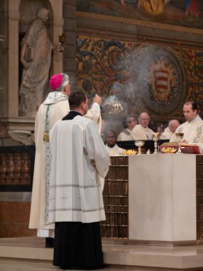 Cremona, İtalya - 2 Şubat 2026 'da piskopos kutsal bir ayin gerçekleştirdi, kutsal bir kilise ayini sırasında ruhban sınıfı tarafından çevrelenmiş dumanı yaymak için bir merkez salladı.