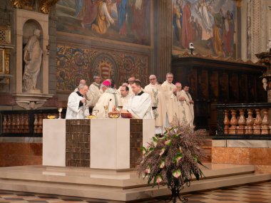 Cremona, İtalya - 2 Şubat 2026 Piskopos Sua Eccellenza Reverendissima Duomo di Cremona 'da rahiplerle yapılan ayini kutluyor.