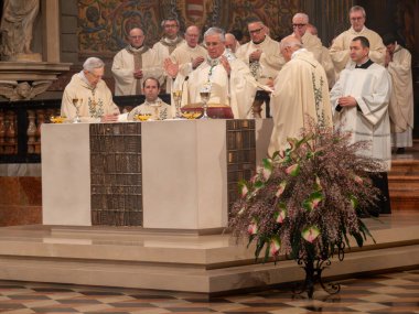 Cremona, İtalya - 2 Şubat 2026 Katolik Piskopos Antonio Napolioni Duomo di Cremona 'da düzenlenen dini törende rahiplerle bir ayin düzenledi.