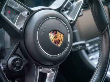 Cremona, İtalya - 6 Şubat 2026 Porsche 911 Carrera 4S (9991.2) direksiyon simidi, amblem, hava yastığı ve sürücü modu seçicisi sergilenmektedir. Lüks ve Alman mühendisliğini temsil ediyor.