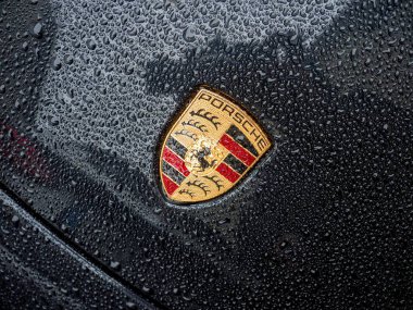 Cremona, İtalya - 6 Şubat 2026 Porsche 911 Carrera 4S (9991.2) su damlalarıyla kaplı, zarafet ve yüksek performanslı otomotiv tasarımı