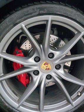 Cremona, İtalya - 6 Şubat 2026 Porsche amblemini lüks otomotiv tasarımı ve mühendisliğini ön plana çıkaran performans otomotiv tekerleğinde gösteren yakın plan