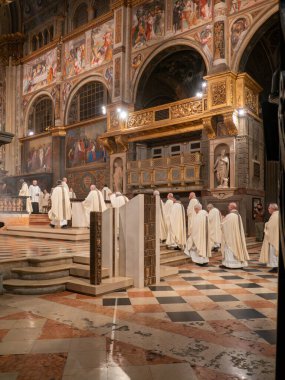 Cremona, İtalya 2 Şubat 2026 Duomo di Cremona Katolik ayininde bir piskopos ve rahipler Candlemas töreninde mum geleneğini kutsadılar.