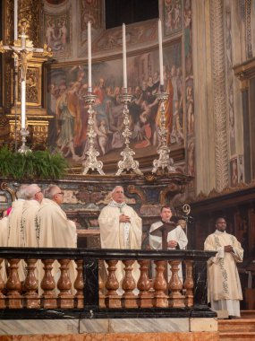 Cremona, İtalya 2 Şubat 2026 Ruhban Sınıfı üyeleri kutsal bir kilise ayinine katılıyor. Kutsal bir Hıristiyan ayini sırasında piskoposla birlikte mumları kutsuyorlar.