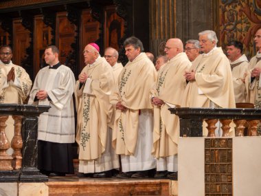 Cremona, İtalya 2 Şubat 2026 'da İtalya' nın tarihi Duomo di Cremona katedrali içinde Roma Katolik ayinine liderlik eden süslü cüppeli bir papaz.