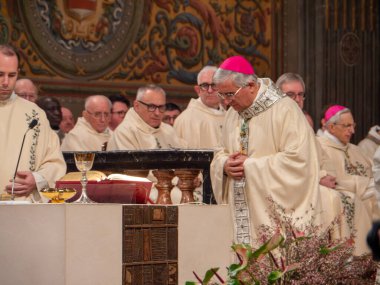 Cremona, İtalya 2 Şubat 2026 Piskopos Antonio Napolioni Duomo di Cremona 'daki Katolik ayinine nezaret ediyor.