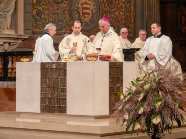 Cremona, İtalya 2 Şubat 2026 Piskopos Antonio Napolioni, Duomo di Cremona 'da bir Katolik ayinine başkanlık ediyor.