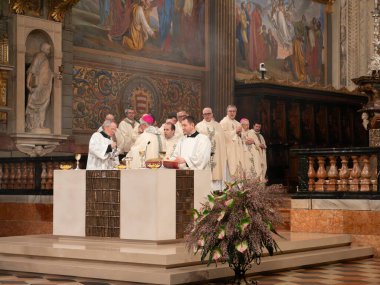 Cremona, İtalya 2 Şubat 2026 Katolik rahipler ve piskopos İtalya 'daki tarihi Duomo di Cremona kilisesi içinde kutsal bir ayin kutluyorlar.