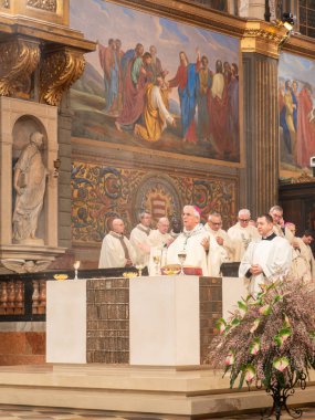 Cremona, İtalya 2 Şubat 2026 Piskopos Sua Eccellenza Reverendissima Duomo di Cremona 'da kutsal bir Katolik ayinine liderlik ederek, dini etkinlik sırasında bir vaaz verdi.