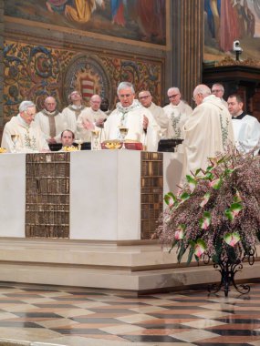 Cremona, İtalya 2 Şubat 2026 'da kilisede kutsal bir ayin yapan rahipler tarafından çevrelenmiş dini bir törene başkanlık eden Piskopos.