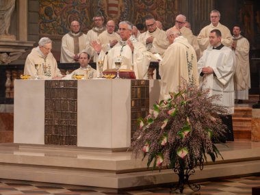 Cremona, İtalya 2 Şubat 2026 Katolik piskoposu ve rahipler dini ve maneviyatını temsil eden kutsal bir ayin düzenliyorlar.