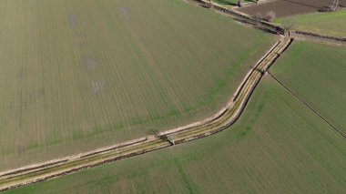 Po Vadisi tarım arazileri ve SS10 San Nazzaro, Piacenza, Emilia-Romagna, İtalya yakınlarındaki kahverengi ekili parseller sürdürülebilir tarım ve gıda üretimini göstermektedir.