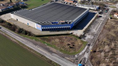 San Nazzaro, İtalya - 6 Şubat 2026 Büyük lojistik deposu çok sayıda güneş paneliyle kaplı, Po Vadisi 'ndeki modern tedarik zinciri altyapısına güç sağlayan bir çatı