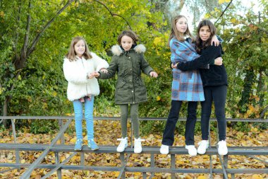 Piacenza, İtalya - 3 Şubat 2022 Gezegeni Koruyun, Dünya ekolojisini, iklim değişikliği eylemini ve çevre korumasını savunan genç protestocular