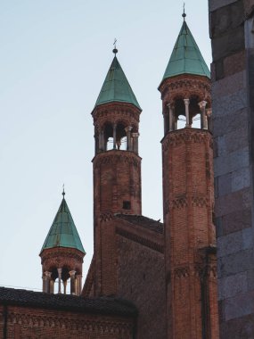 Cremona Katedrali, gökyüzüne uzanan süslü tuğlalar, zarif sütunlar ve yeşil bakır kulelerin yer aldığı tarihi bir Romanesk ve Gotik mimari başyapıtı.