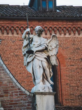 İtalya 'nın Cremona kentindeki Santa Maria Assunta Cattedrale' de trompet taşıyan melek heykeli klasik sanat, dini mimari ve tarihi Avrupa tarihi yapısının karmaşık ayrıntılarını içeriyor.