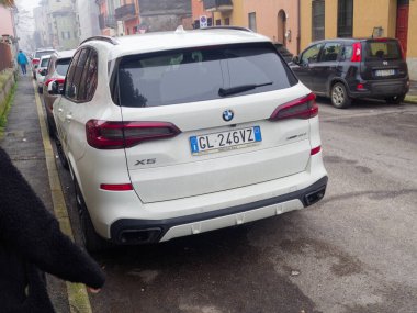 Cremona, İtalya - 3 Şubat 2026 modern beyaz bir BMW X5 SUV dar bir sokağa park edilmiş, arka tasarımı ve İtalyan plakası sergilenmektedir.