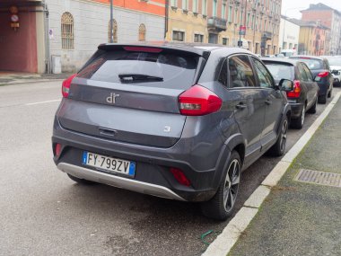 Cremona, İtalya - 3 Şubat 2026 Koyu gri renkli bir DR 3 kompakt SUV Avrupa 'nın bir şehrinde kaldırım kenarına park edilmiştir.