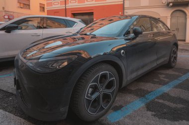 Cremona, İtalya - 6 Şubat 2026 Minimalist tasarıma sahip şık siyah akıllı telefon, yumuşak stüdyo ışığını yansıtan parlak ekran, modern teknoloji estetiği, beyaz arka planda izole edilmiş