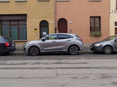 Cremona, İtalya - 26 Şubat 2026 Modern bir gümüş renkli Ford Puma SUV Avrupa 'da bir kasabada bir caddenin kenarına park edilmiş, parlak tasarımı ve alaşım tekerlekleri sergilenmektedir.