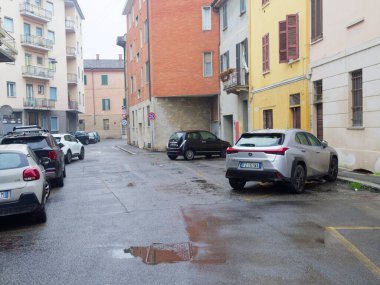 Cremona, İtalya - 26 Şubat 2026 Modern gümüş renkli bir Lexus UX Avrupa 'nın bir kasabasındaki ıslak bir asfalt sokağa park edilmiştir.