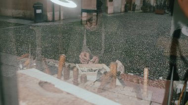 Bir zanaatkârın elleri İtalya 'nın Cremona kentindeki geleneksel bir atölyedeki keman parşömenleri üzerinde titizlikle çalışıyor.