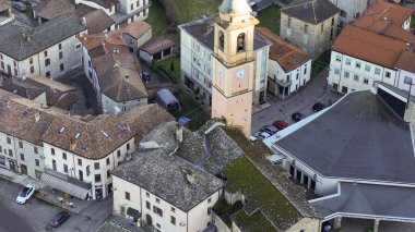 Havadan bakıldığında, tarihi kilisesini öne çıkaran büyüleyici İtalyan köyü Morfasso, saat kulesi ve geleneksel terasotta çatılarıyla gözler önüne seriliyor.