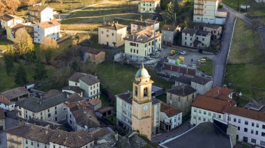 Piacenza eyaletinde yuva yapmış büyüleyici İtalyan köyü Morfasso 'yu keşfedin. Gökyüzünden tarihi mimarisini ve huzurlu manzarasını gözler önüne seriyor.
