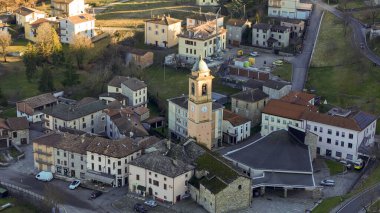 Piacenza, Emilia Romagna 'daki büyüleyici İtalyan köyü Morfasso' yu yüksek bir perspektiften keşfedin.
