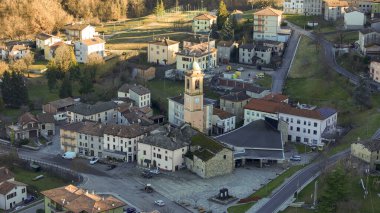 Büyüleyici İtalyan köyü Morfasso 'yu, Piacenza' yı, Emilia Romagna 'yı, tarihi kilisesini ve manzaralı binalarını keşfedin.