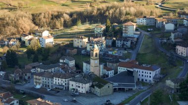 Piacenza eyaletinde yuva yapmış büyüleyici İtalyan köyü Morfasso 'yu keşfedin. Tarihi mimarisini ve huzurlu manzarasını gözler önüne seriyor.