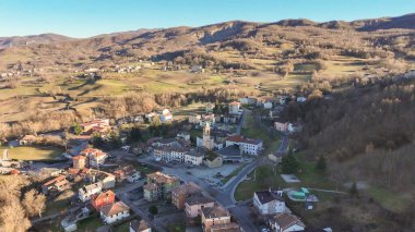 İnsansız hava aracı görüntüleri, Piacenza eyaletinin kayan tepelerinde yuva yapmış İtalyan Morfasso köyünü çekiyor ve tarihi mimarisi ve huzurlu manzarasını gözler önüne seriyor.