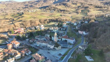 Piacenza eyaletinde yuva yapmış büyüleyici İtalyan köyü Morfasso 'yu keşfedin. Tarihi mimarisi ve manzaralı yuvarlanan tepeleri gözler önüne seriyor.