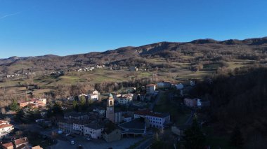 Piacenza eyaletinde yer alan büyüleyici İtalyan köyü Morfasso 'yu keşfedin. Parlak bir gökyüzünün altında manzaralarla çevrili.