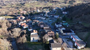 Emilia-Romagna 'nın Piacenza eyaletinde yuva yapmış büyüleyici İtalyan köyü Morfasso' yu keşfedin, yukarıdan ilginç mimarisi ve sakin çevresini gözler önüne seriyor.