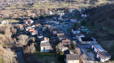 Emilia Romagna 'nın yuvarlak tepelerinde yuva yapmış büyüleyici İtalyan köyü Morfasso' yu keşfedin.