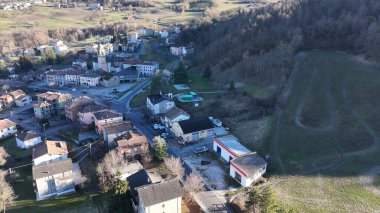 Piacenza eyaletinde yuva yapmış büyüleyici İtalyan köyü Morfasso 'yu keşfedin. Tarihi binalar ve doğal manzaraların eşsiz bir karışımını sergiliyor.