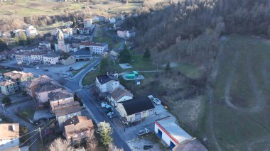 Havadan bakıldığında, yuvarlanan tepelerin arasına kurulmuş büyüleyici bir İtalyan köyü olan Morfasso, önde gelen bir kilise kulesine ev sahipliği yapıyor.