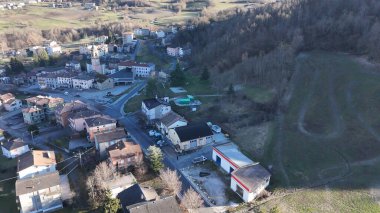 Yükseltilmiş bir perspektifte, Piacenza, Emilia Romagna 'nın yuvarlanan tepelerinde yuva yapmış büyüleyici İtalyan köyü Morfasso sergileniyor.